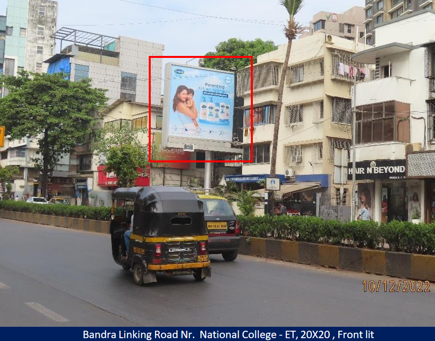 Mumbai - Bandra Linking Road, Near Amarsons - ET